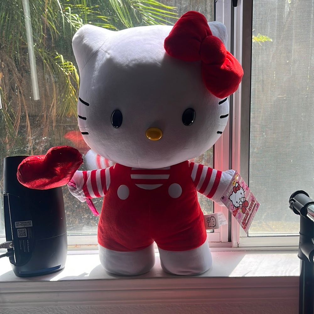 Hello kitty Valentine’s Day greeter